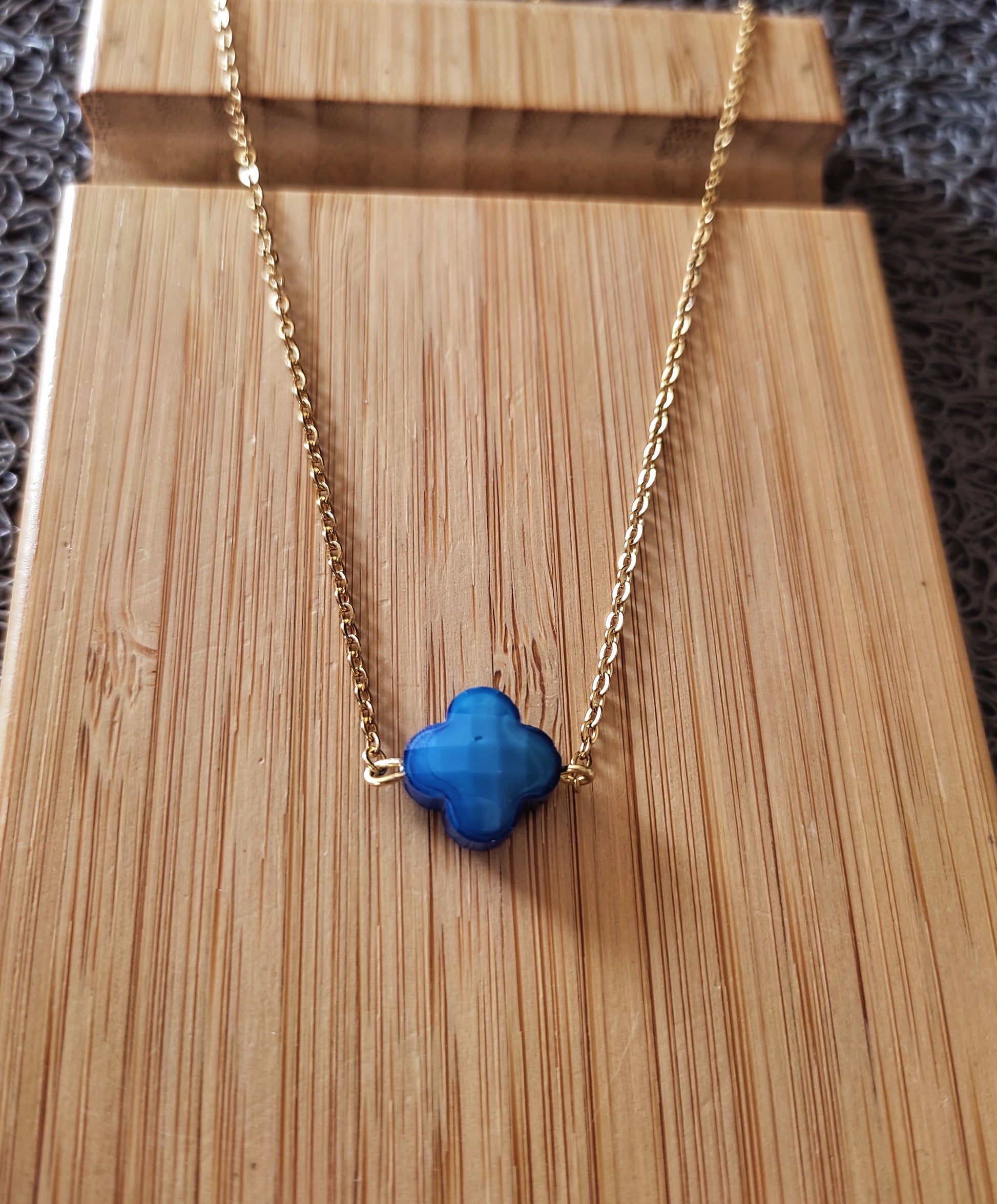 collier trèfle en verre: bleu doré