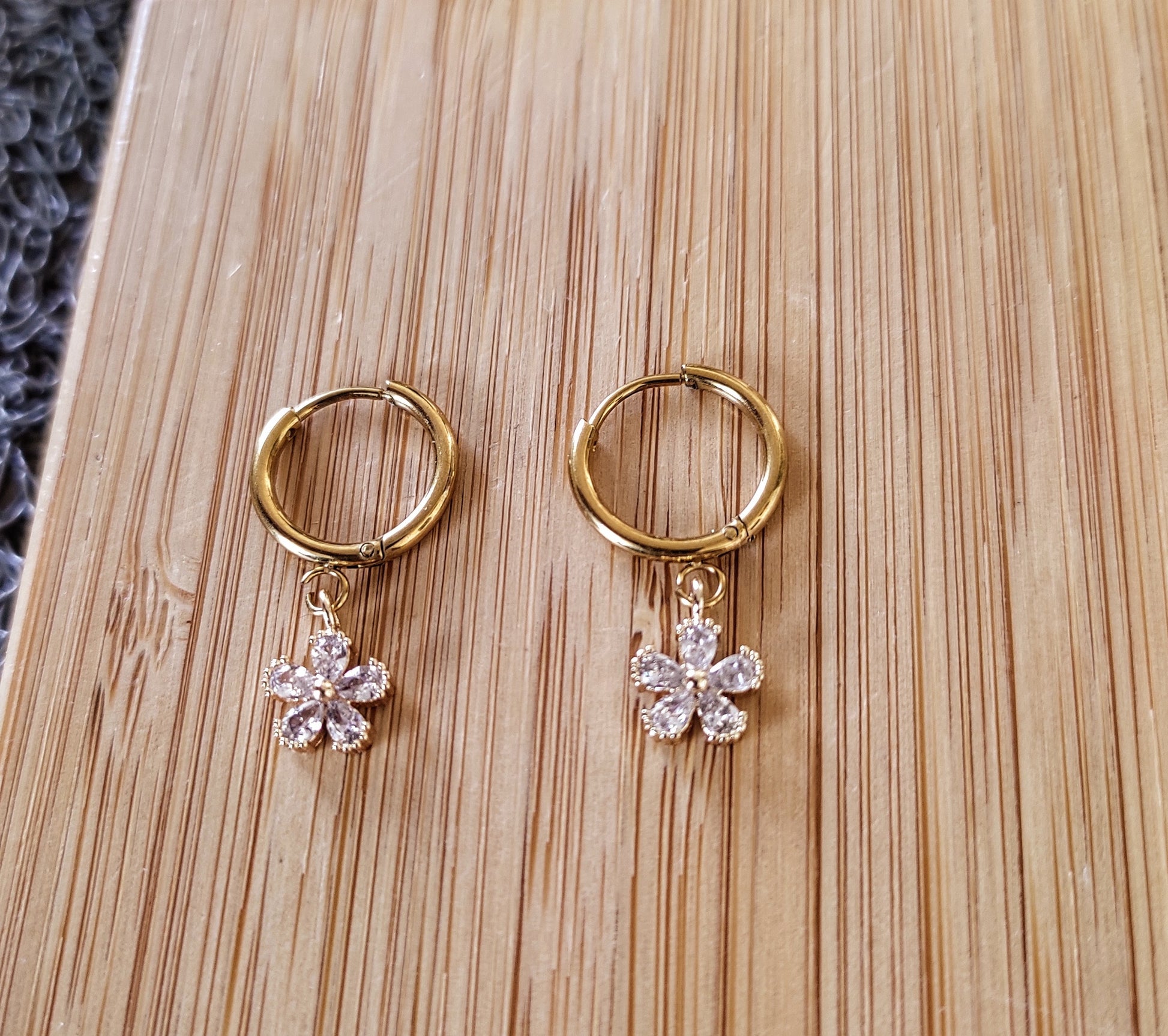 Boucles d'oreilles avec pendentifs fleurs - 13mm