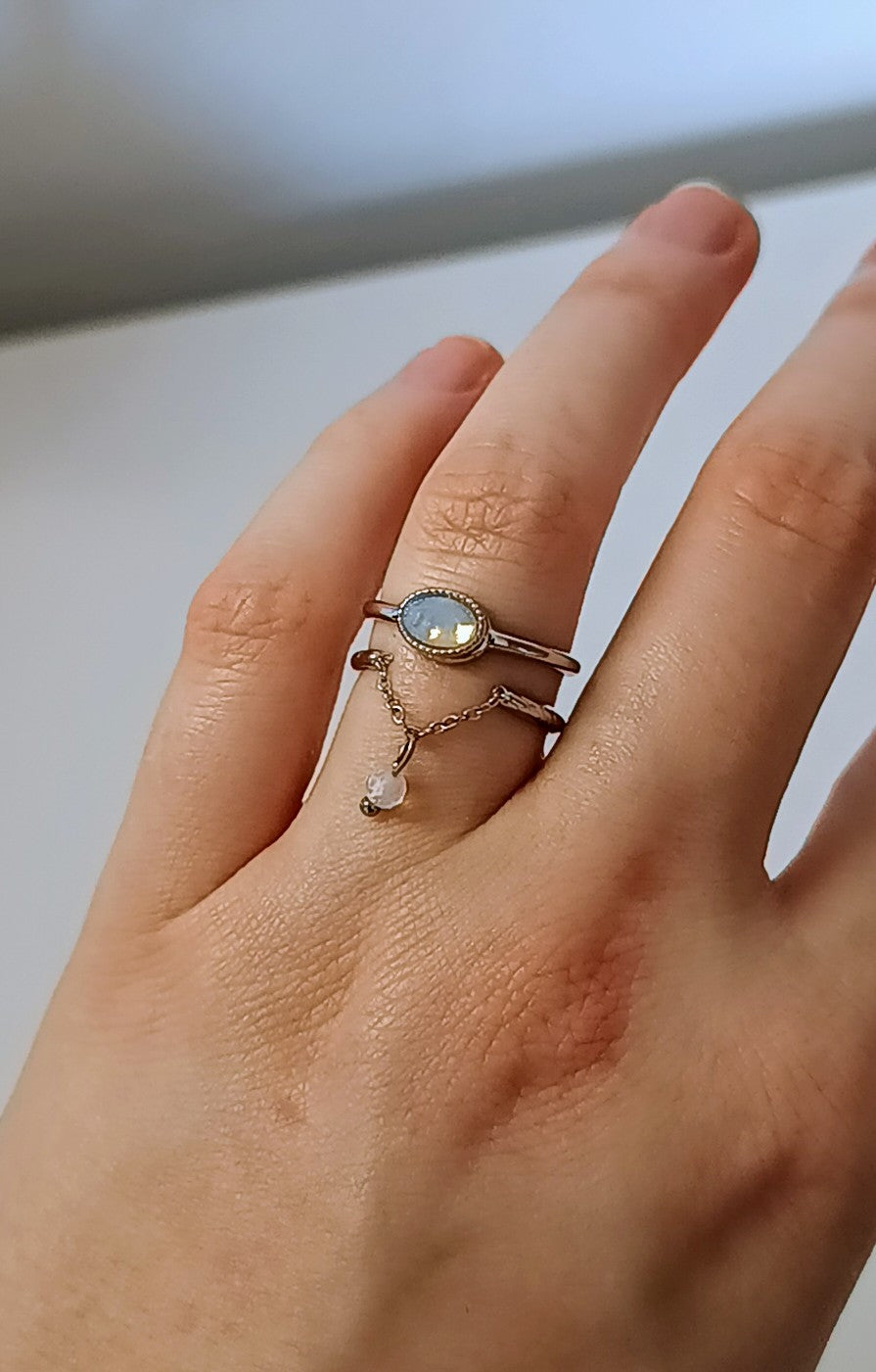 Bague celia en nacre argenté portée