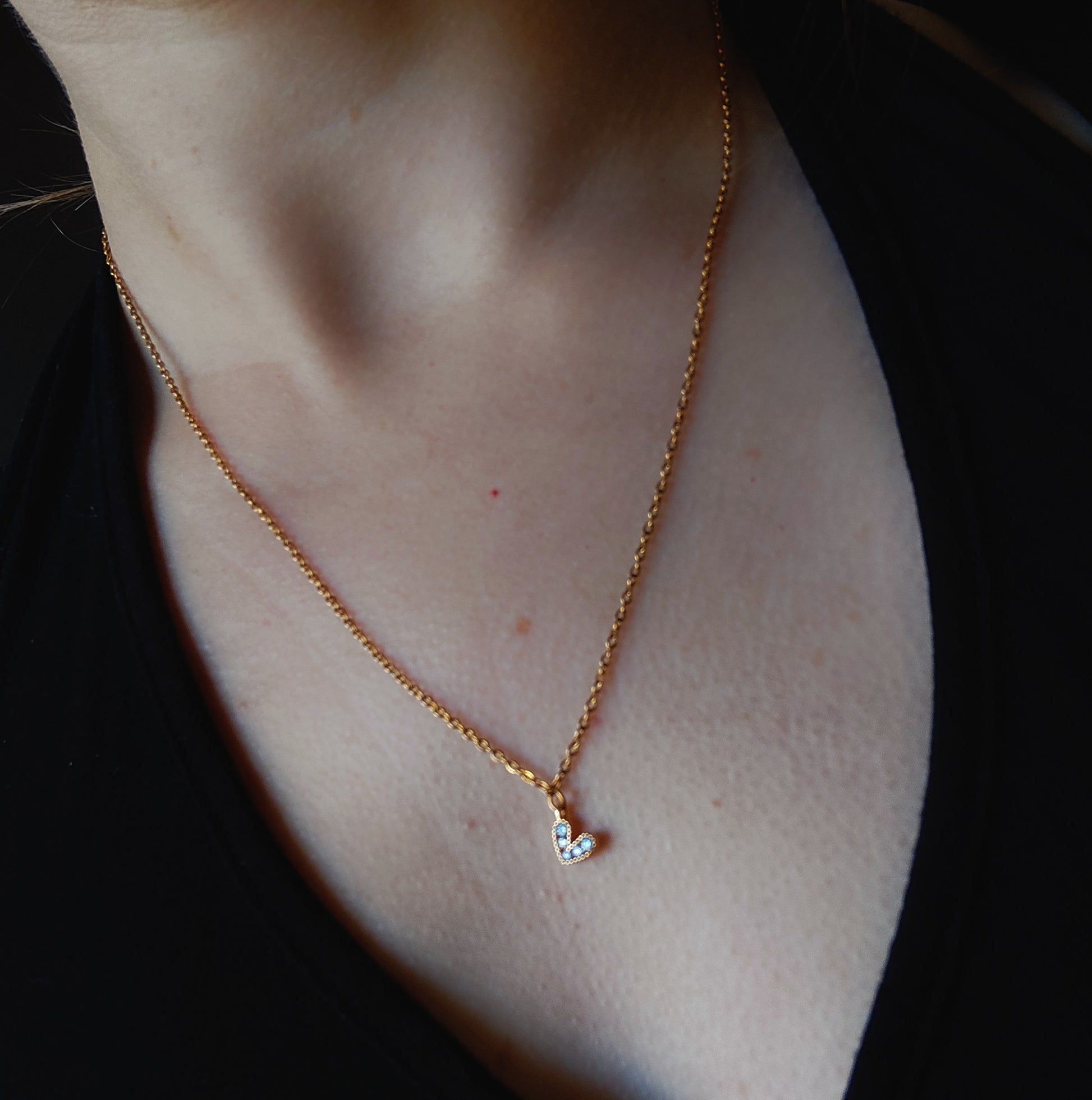 collier avec pendentif coeur doré - porté