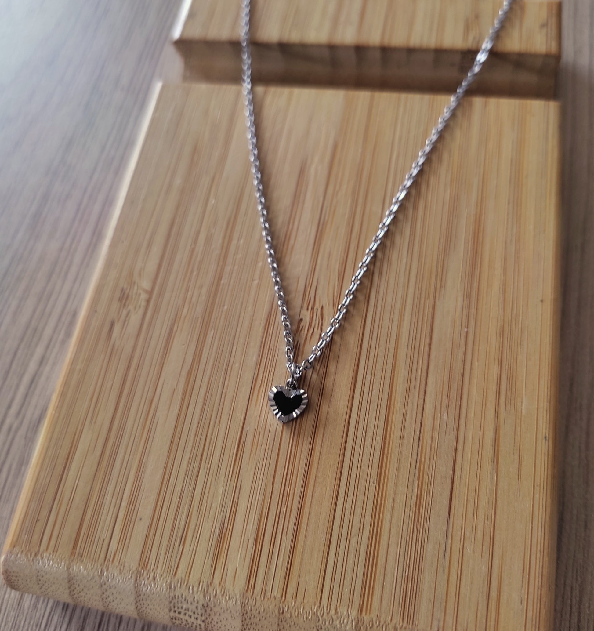 collier emy avec un pendentif coeur noir - argenté