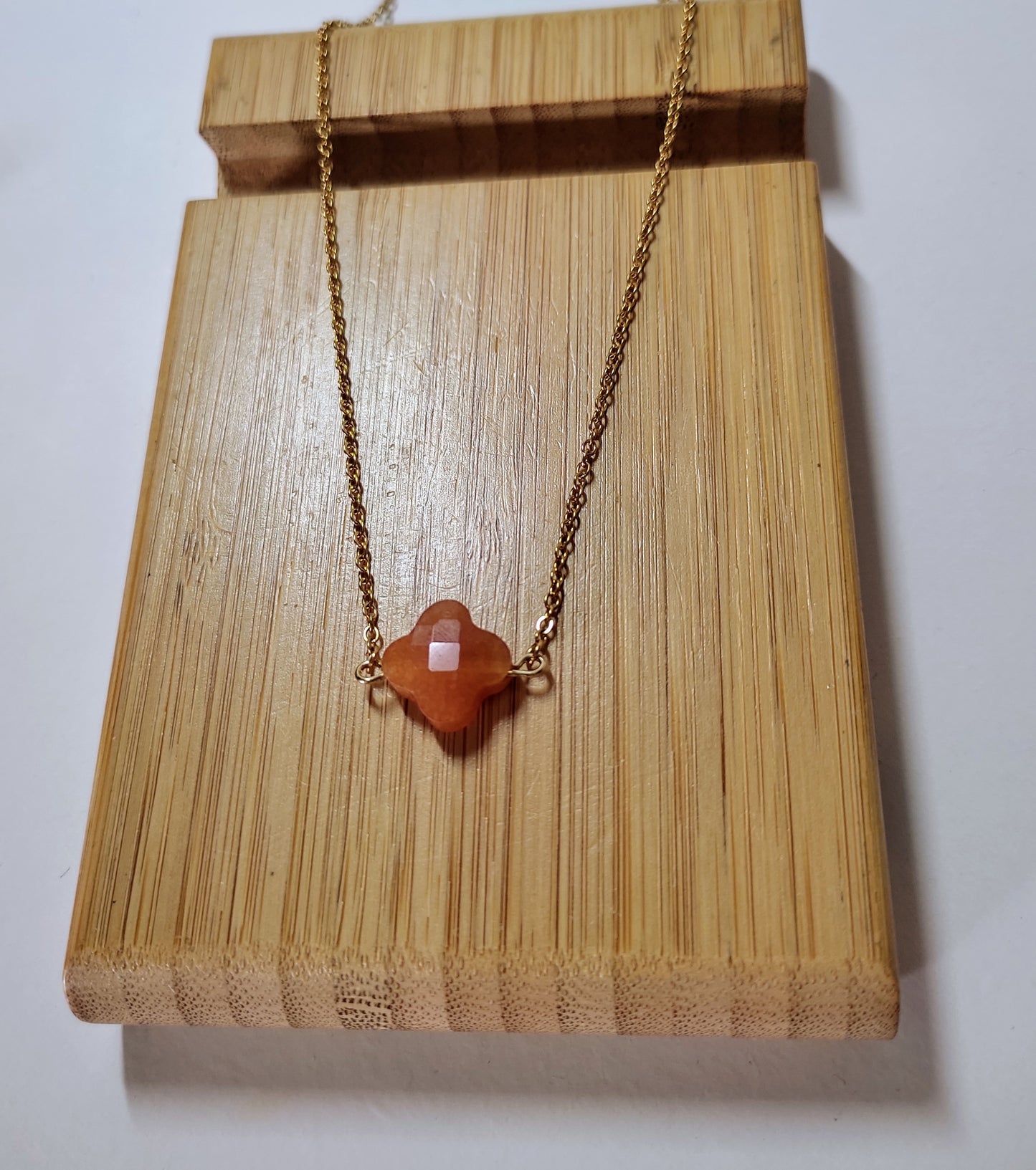 Collier trèfle en pierre naturelle: aventurine orange