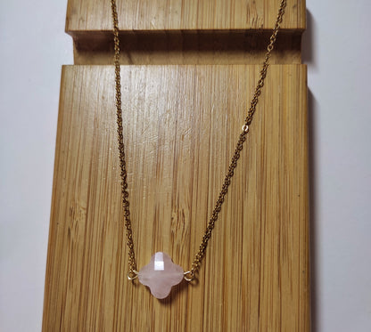 Collier trèfle en pierre naturelle: quartz rose