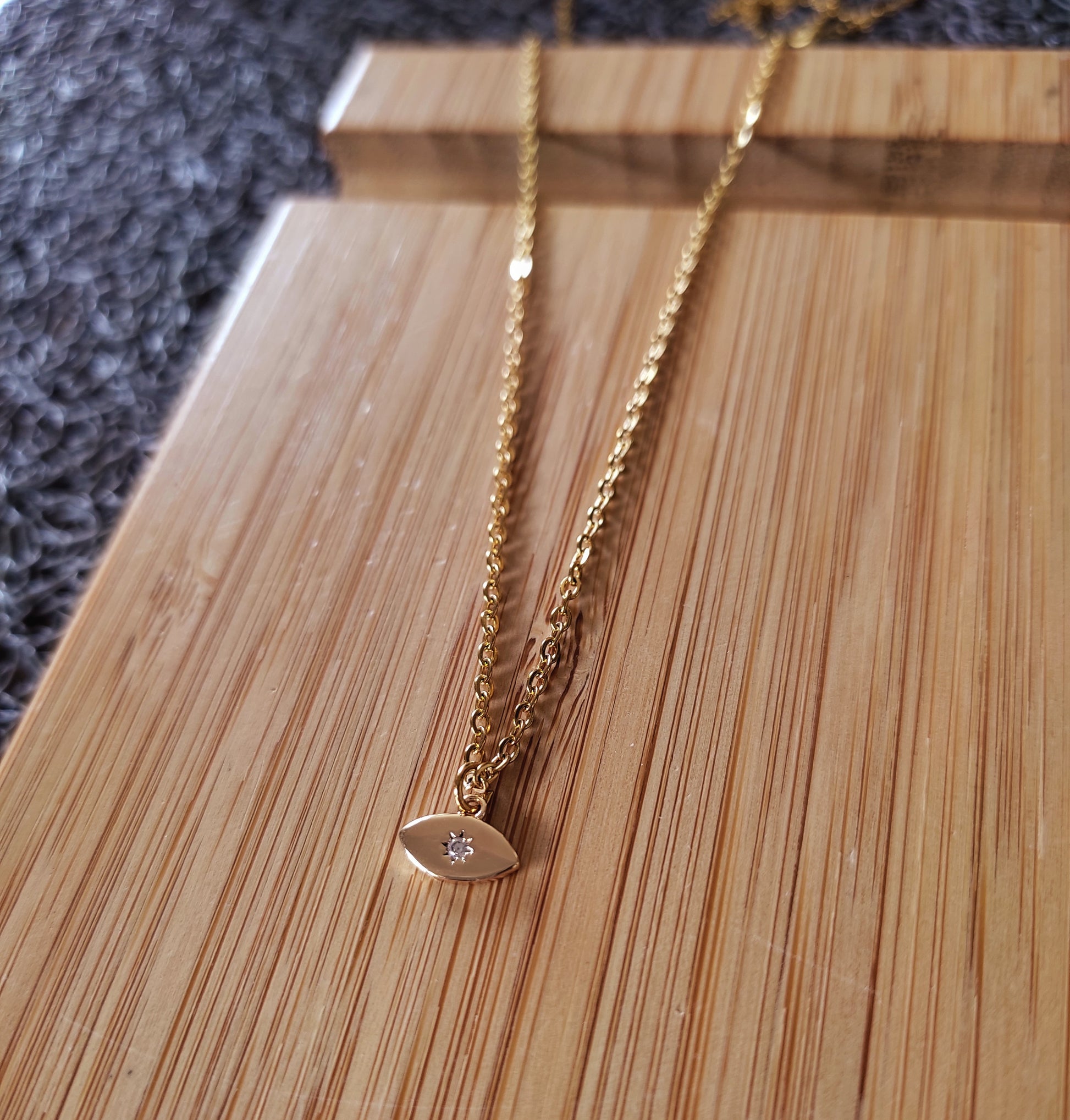 Collier élea avec un pendentif oeil