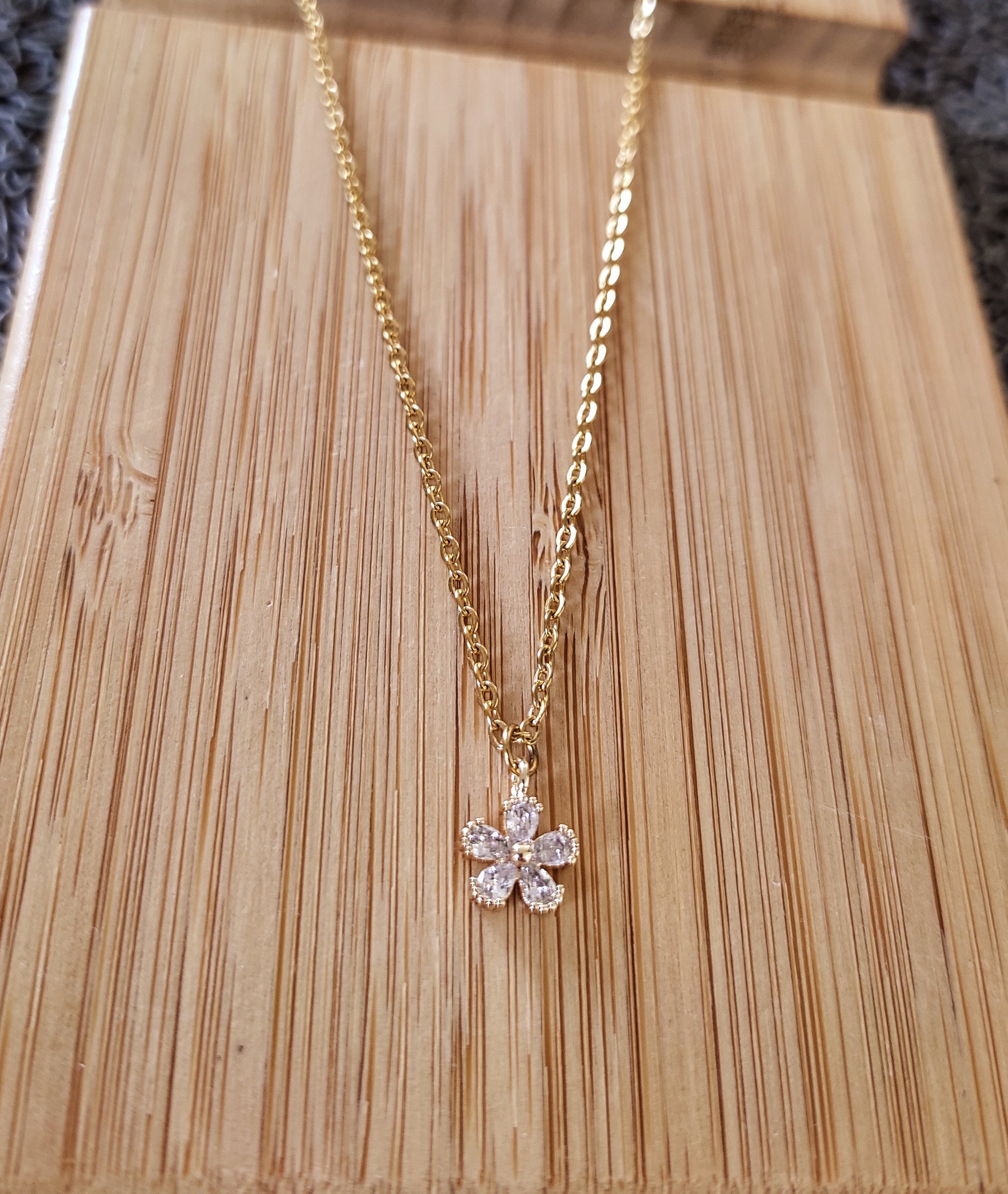 collier avec pendentif fleur