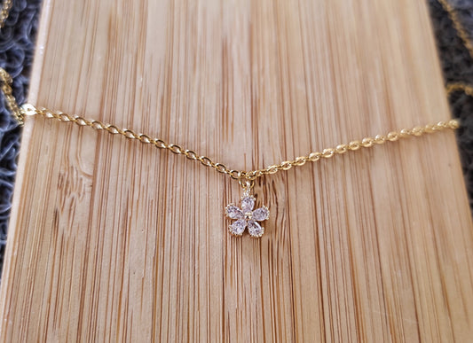 bracelet avec un pendentif fleur