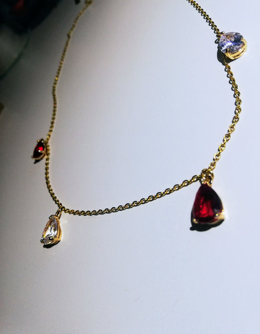 collier hortensia avec pendentifs gouttes facettées couleur cristal et rouge