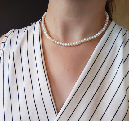 collier JACKIE - perles rondes en résine blanche avec chaine d'extension- porté