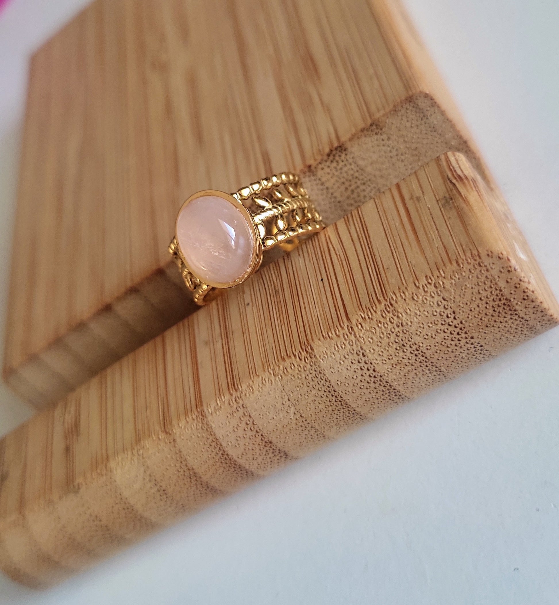 bague LORELLA avec une pierre naturelle de quartz rose