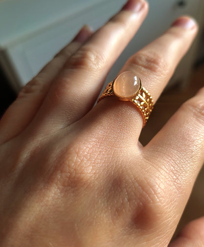 Bague LORELLA avec une pierre de Quartz rose - portée