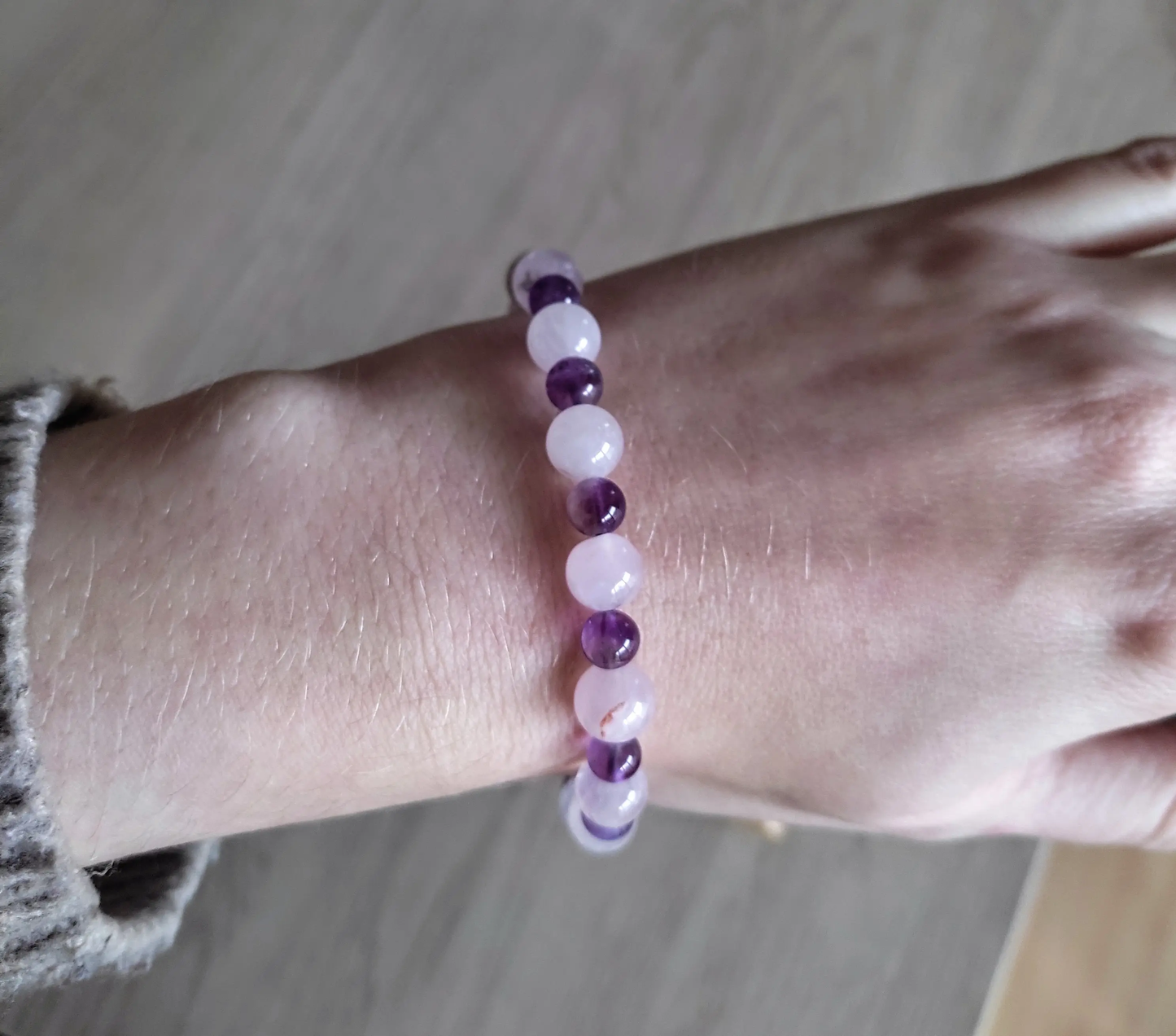 bracelet maia avec des pierres naturelles d'améthyste et de quartz rose - porté