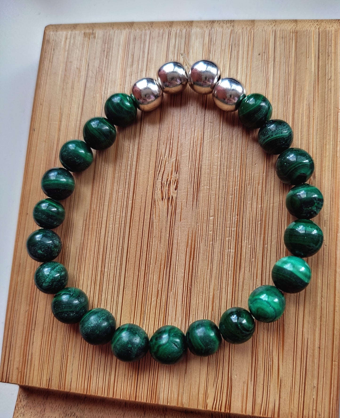 Bracelet MALAYKA - pierres naturelles de Malachite avec des perles rondes argentées