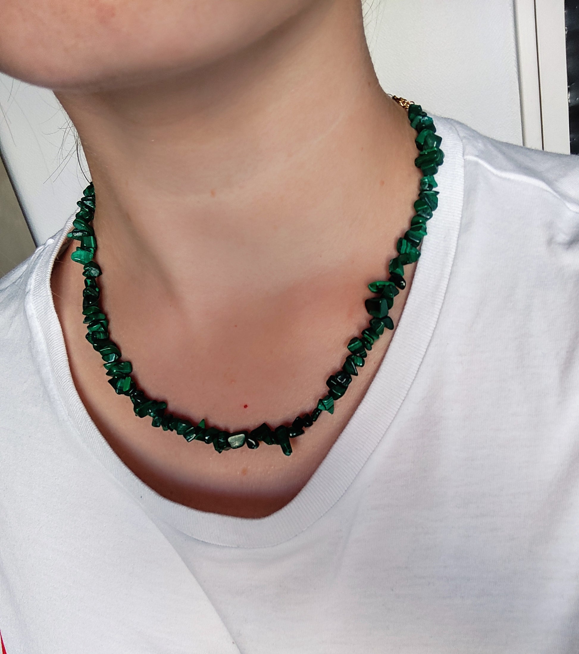 collier MALA - perles chips en pierres naturelles de malachite- porté