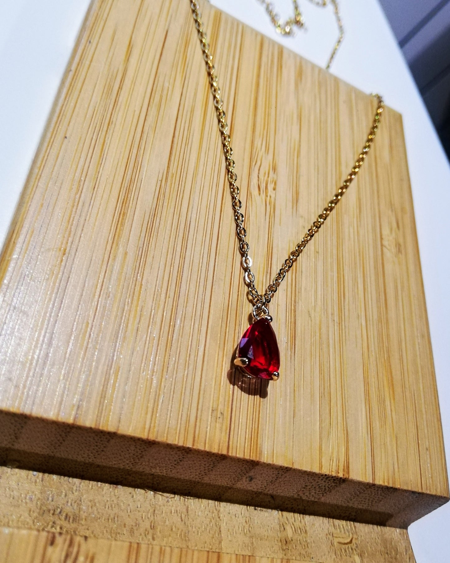 Collier Mélyne  pendentif goutte facetté couleur rouge