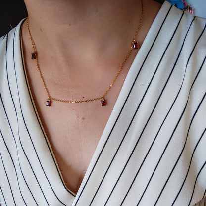 Collier MUSA rouge-fuschia -porté