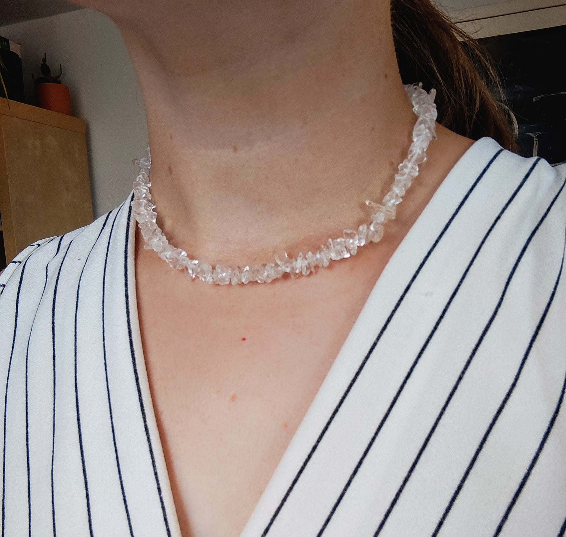 Collier ROMY fait en perles chips de pierres naturelles de cristal de roche - porté