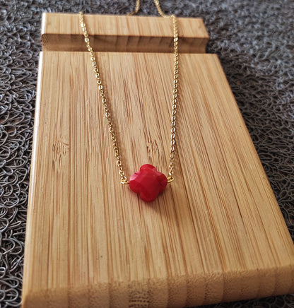 collier trèfle en verre: rouge doré