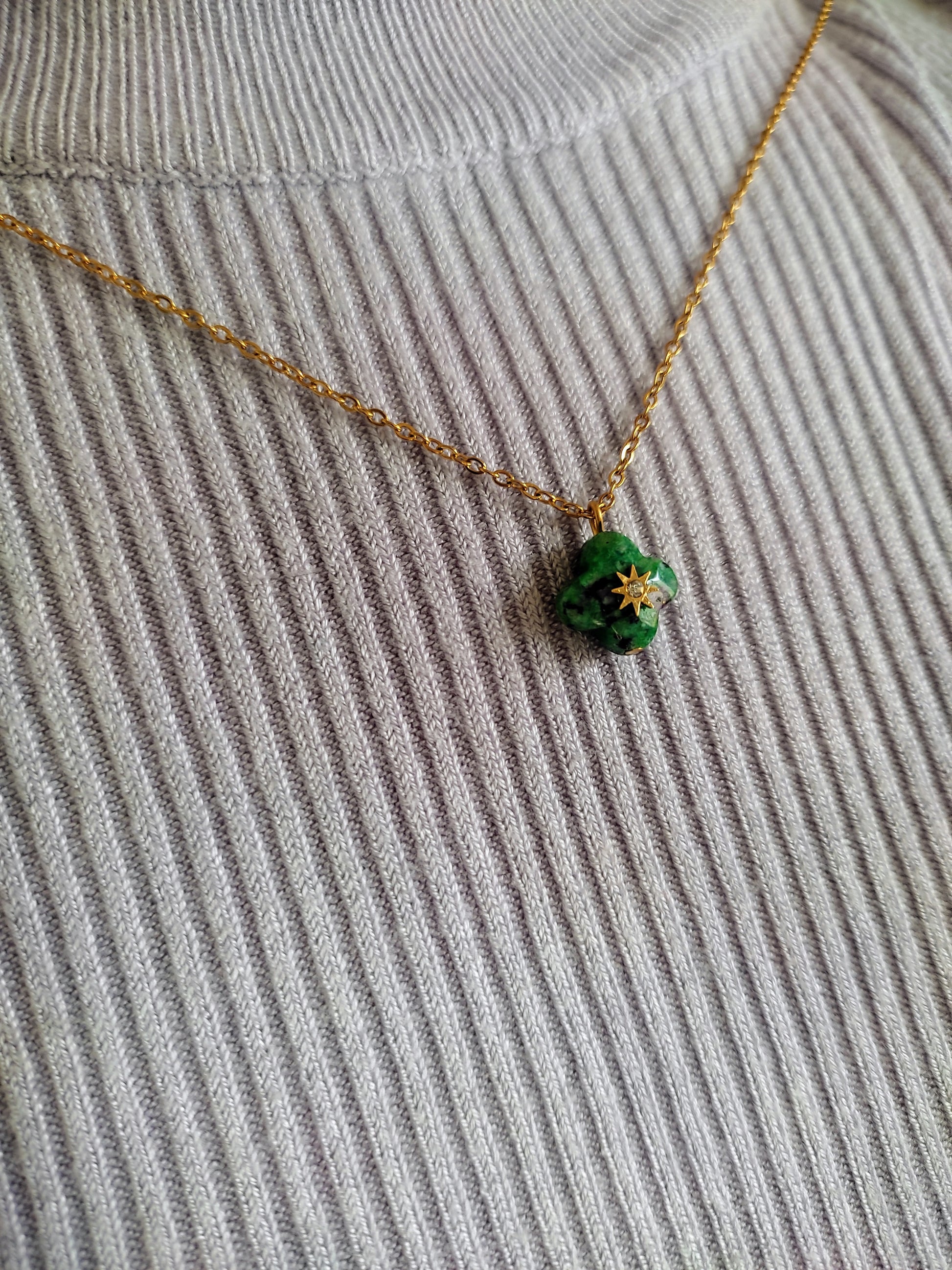 Collier TRACY rubis sur zoisite porté