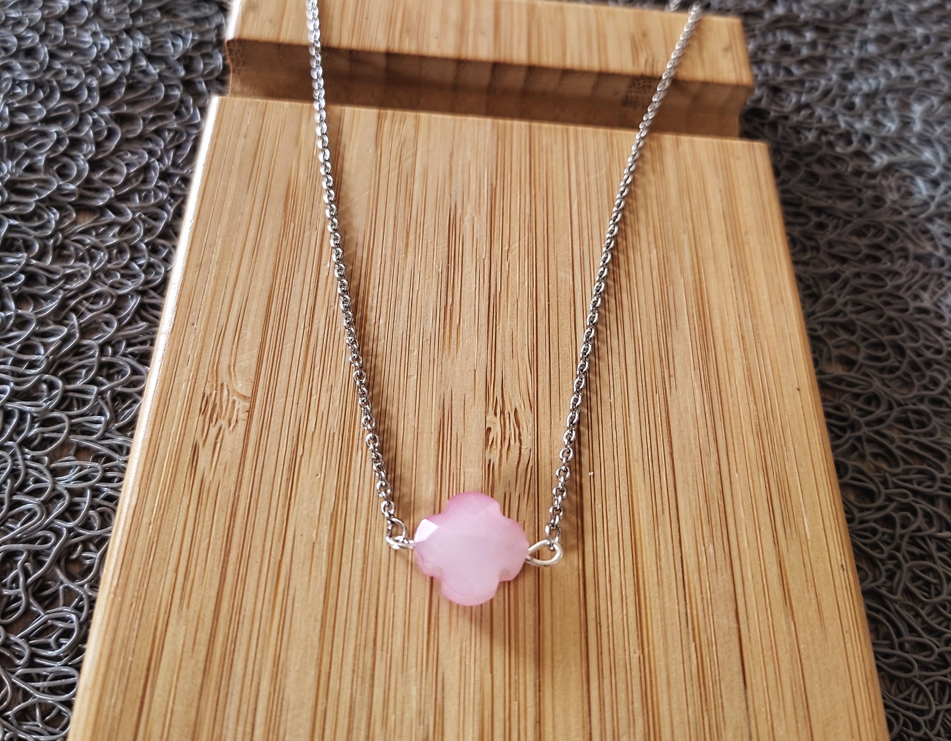 collier trèfle en verre: rose argenté