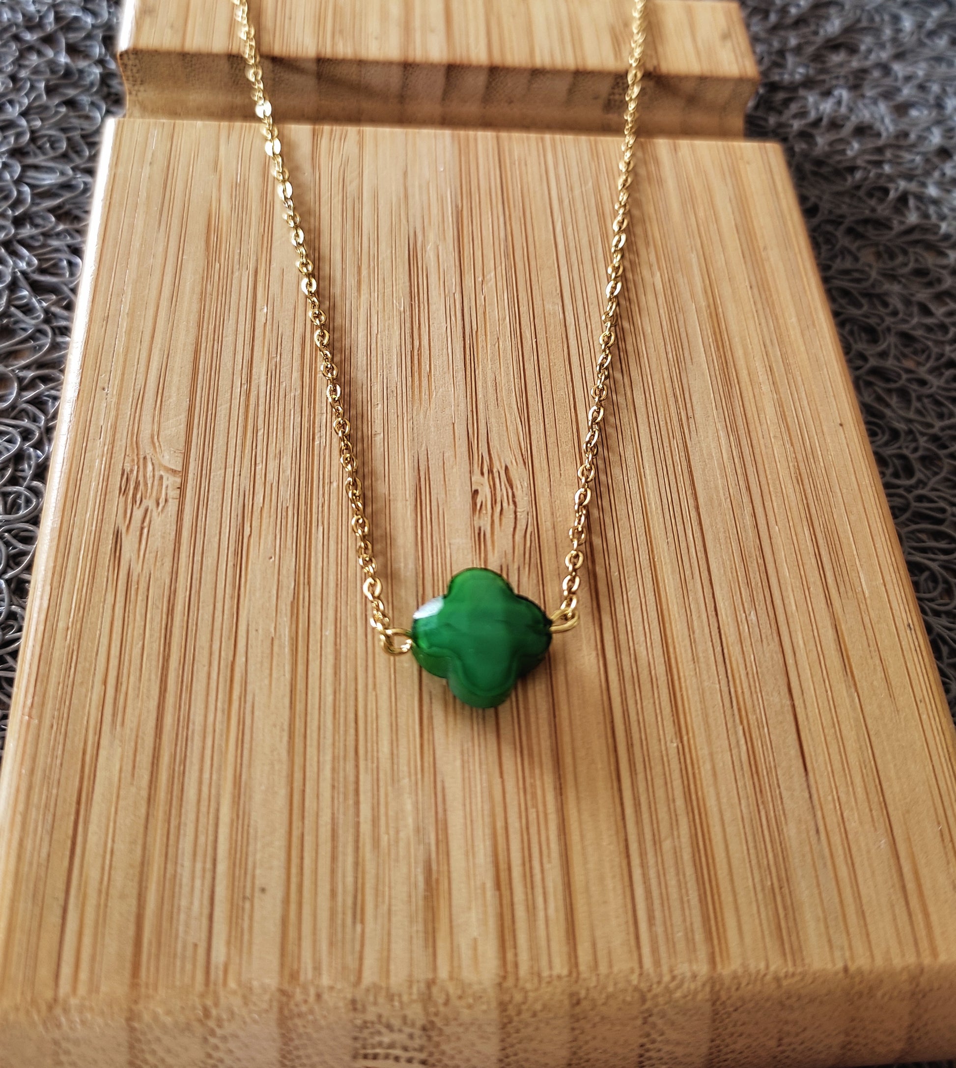 collier trèfle en verre: vert doré