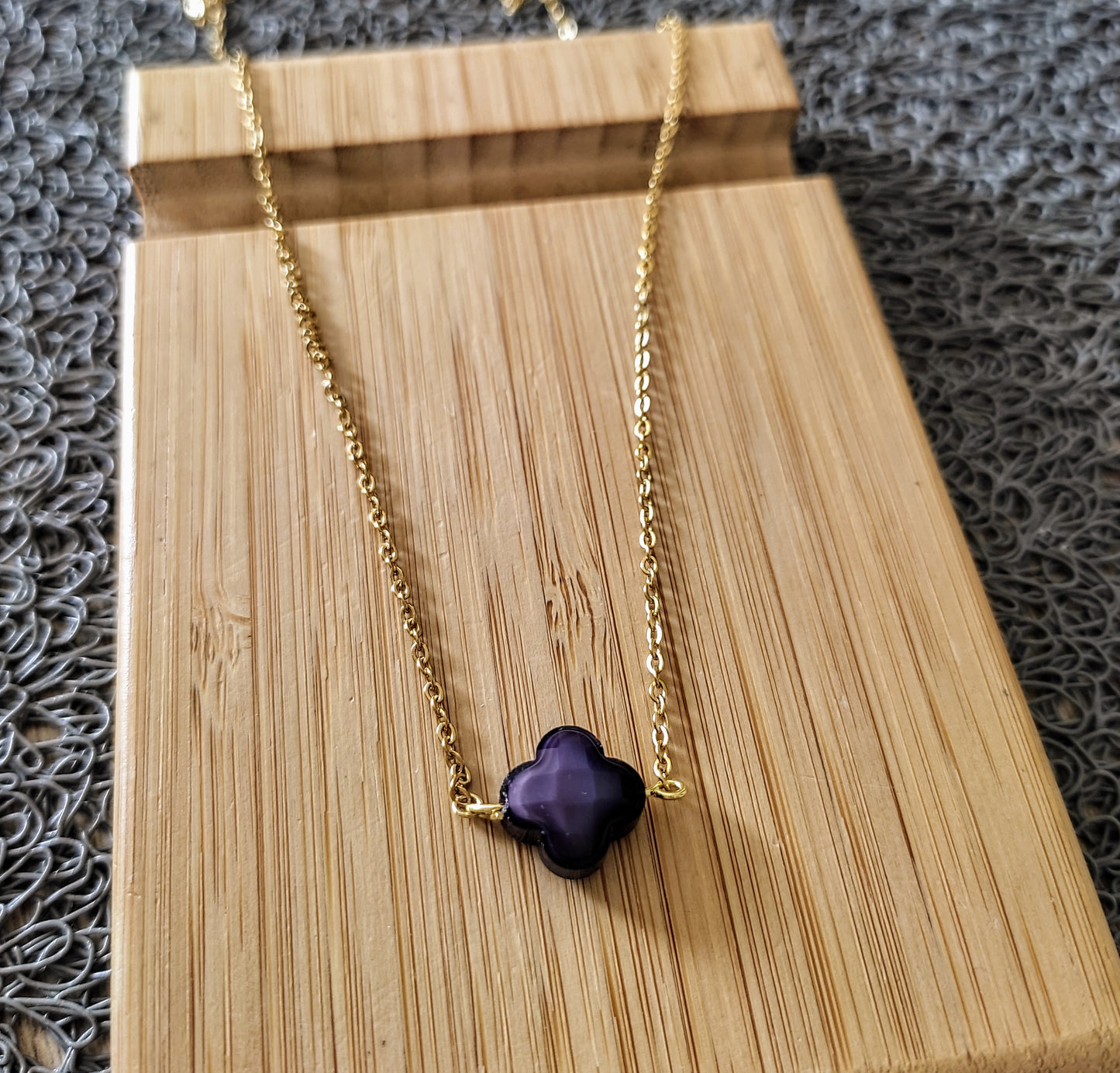 collier trèfle en verre: violet foncé doré