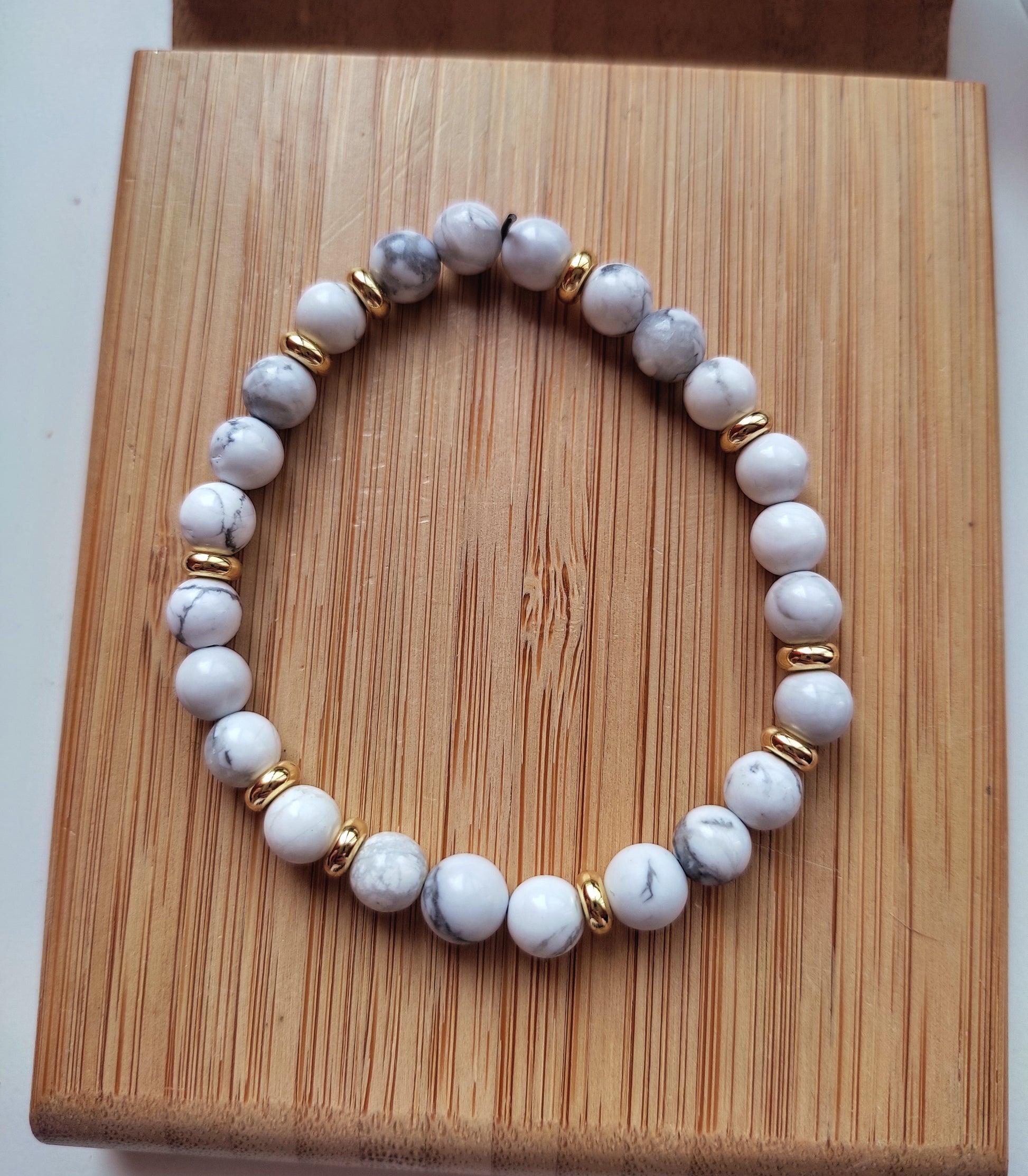 bracelet zelda en perles d'howlite et perles rondelles dorées