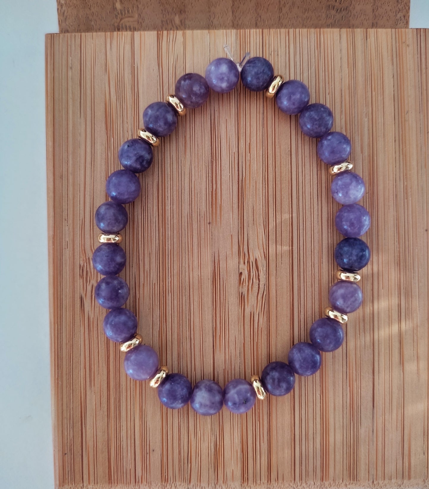 bracelet zelda en lépidolite et perles rondelles dorées