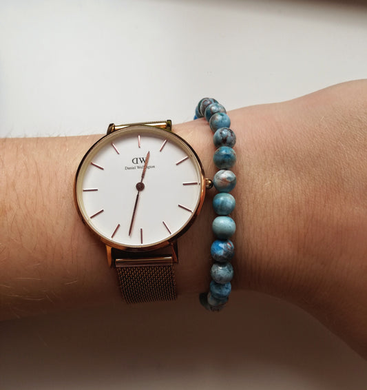 Bracelet Atea en apatite bleue avec fermoir mousqueton (porté)