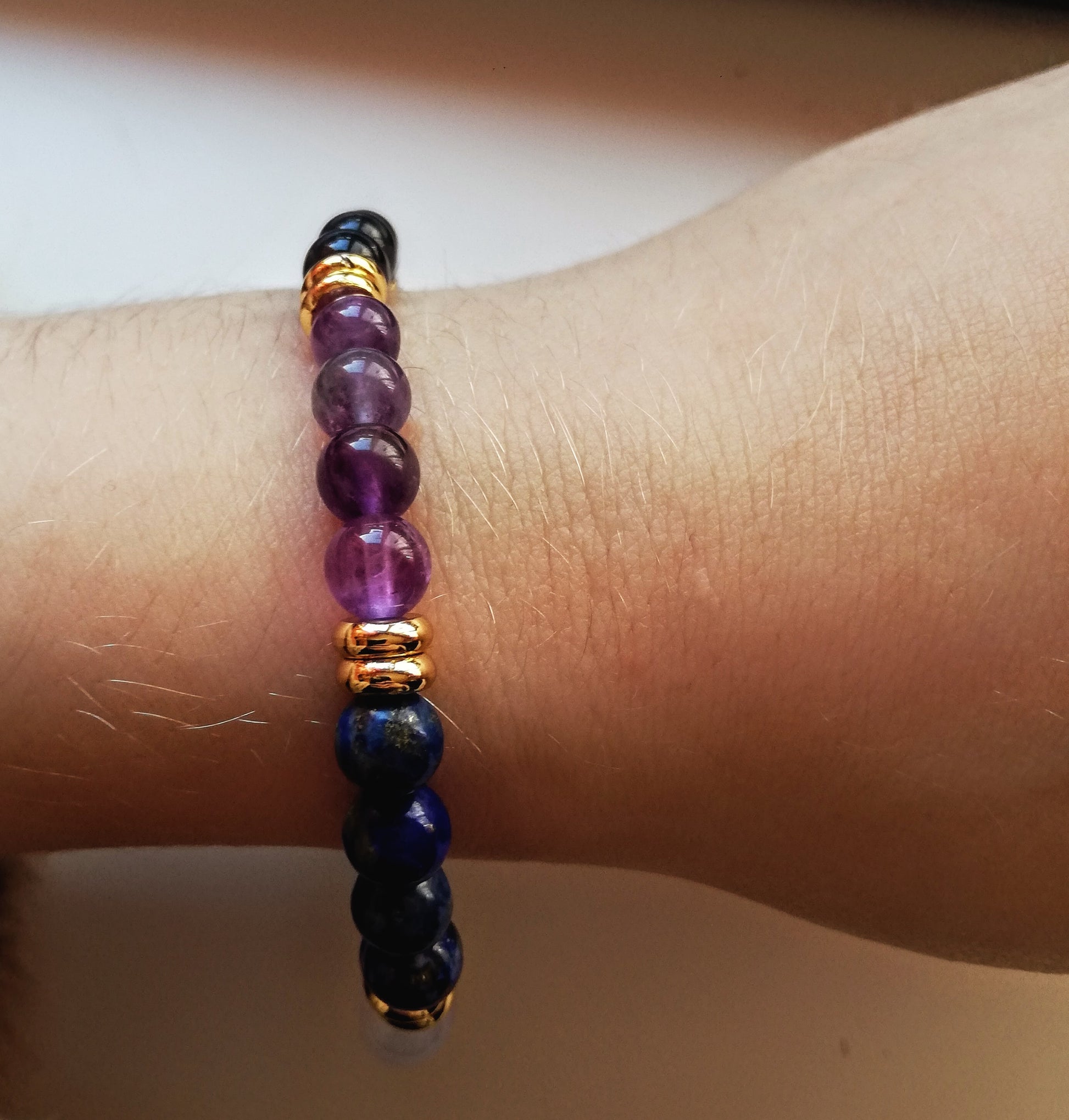 bracelet chakra avec perles rondelles dorées - porté