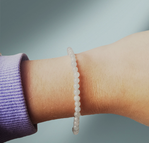 Bracelet MARINE avec des pierres naturelles d'aigue-marine plus claire - porté