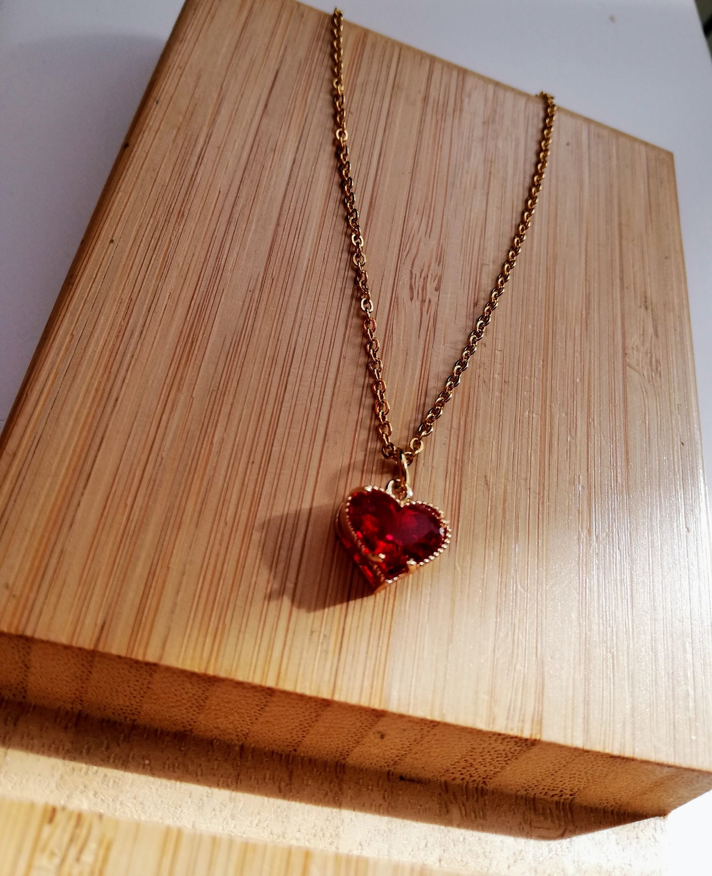 collier Honey avec un pendentif coeur rouge