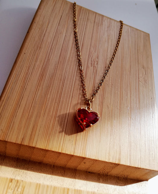 collier Honey avec un pendentif coeur rouge