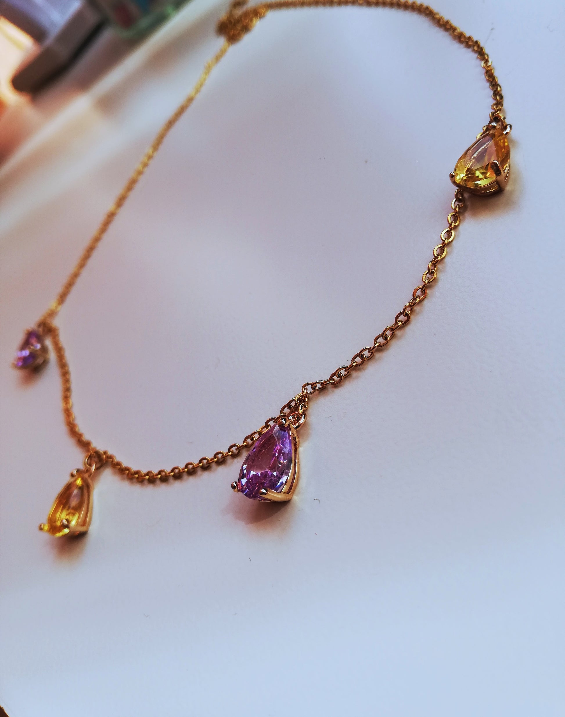 collier iris avec pendentifs gouttes facettées couleur jaune et mauve