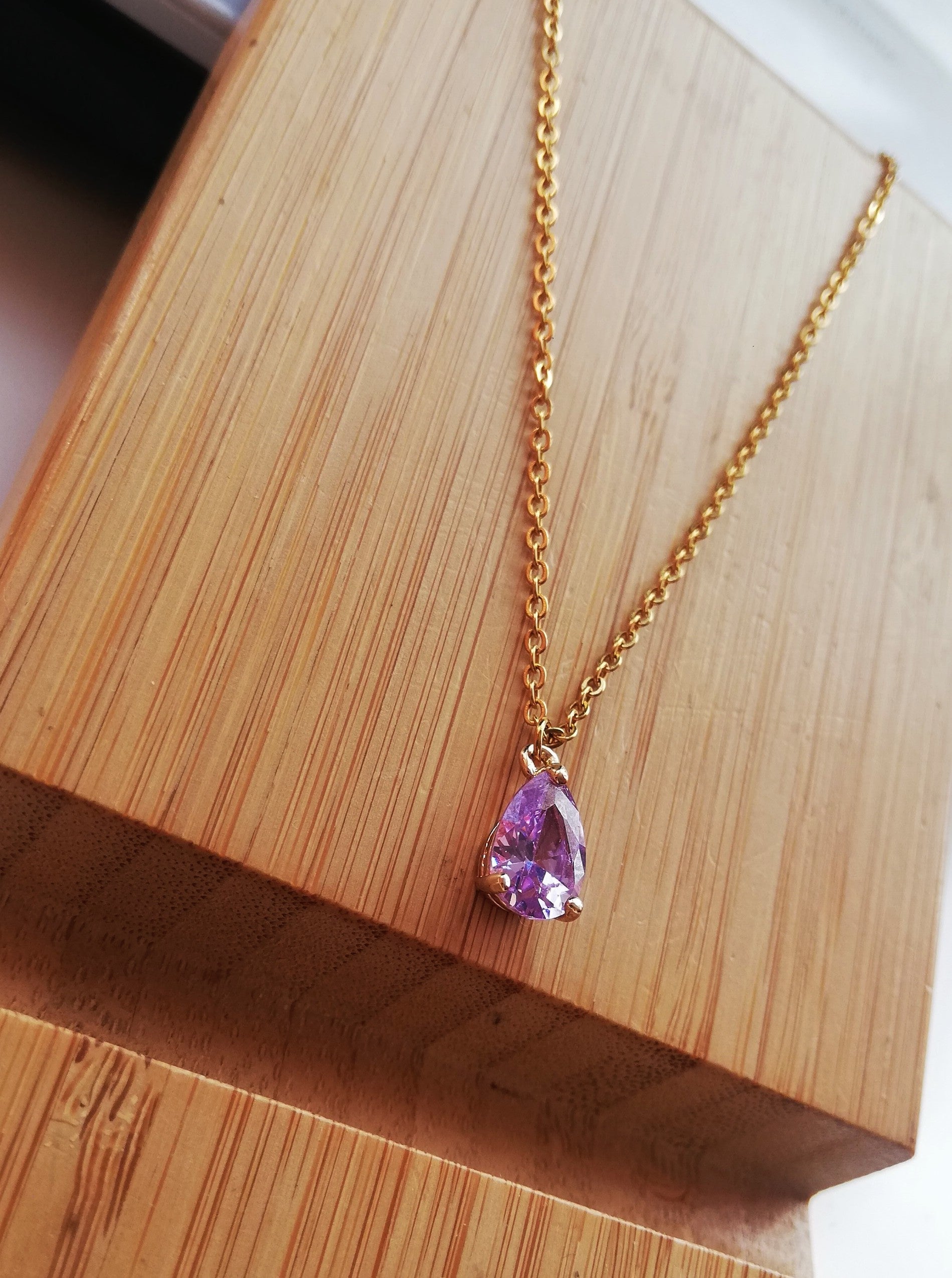 collier MAUVE avec pendentif goutte facettée couleur mauve