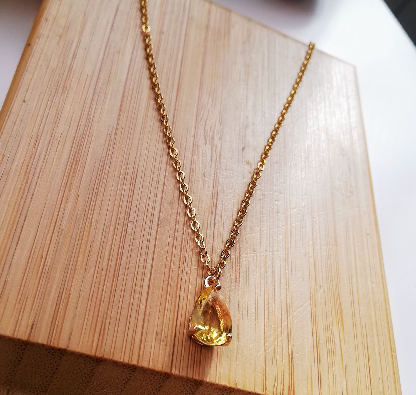 collier MIEl avec pendentif goutte facettée couleur jaune