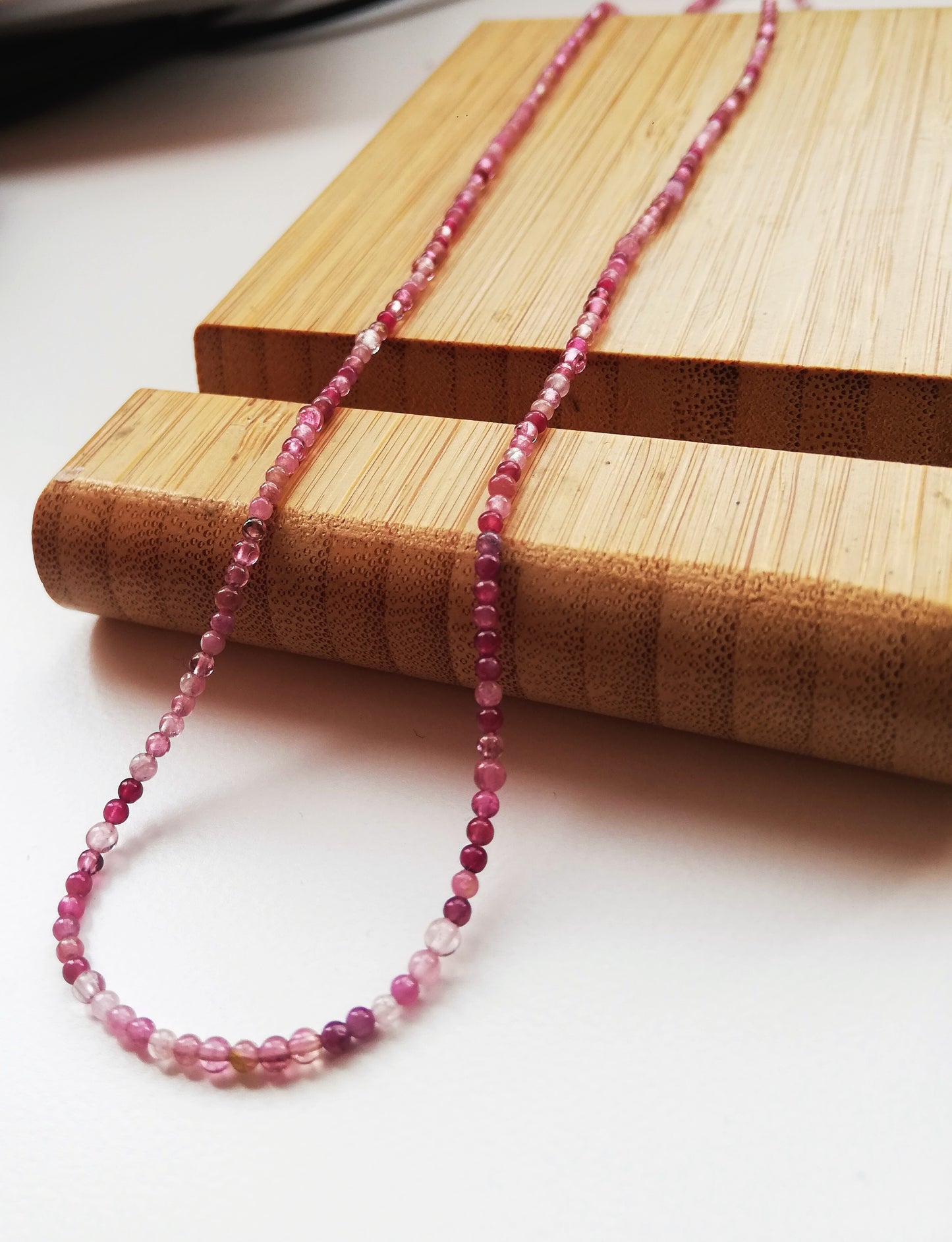 le collier PINKY fait en pierres naturelles de tourmaline rose