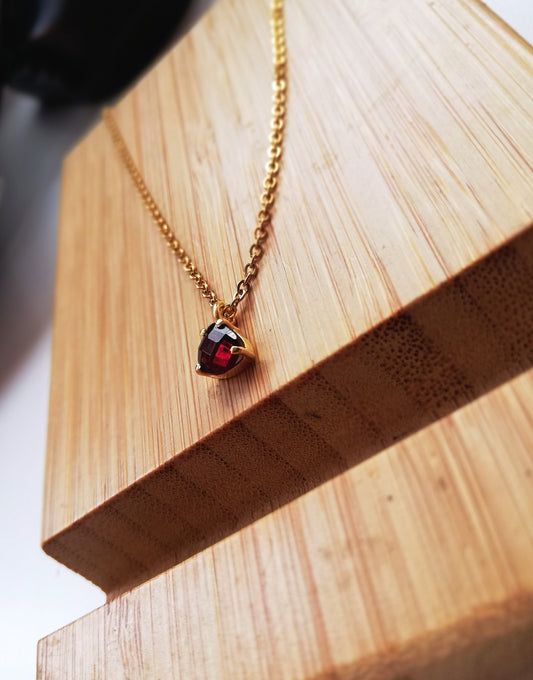 collier RUBY avec pendentif triangle facetté en pierres naturelles de grenat