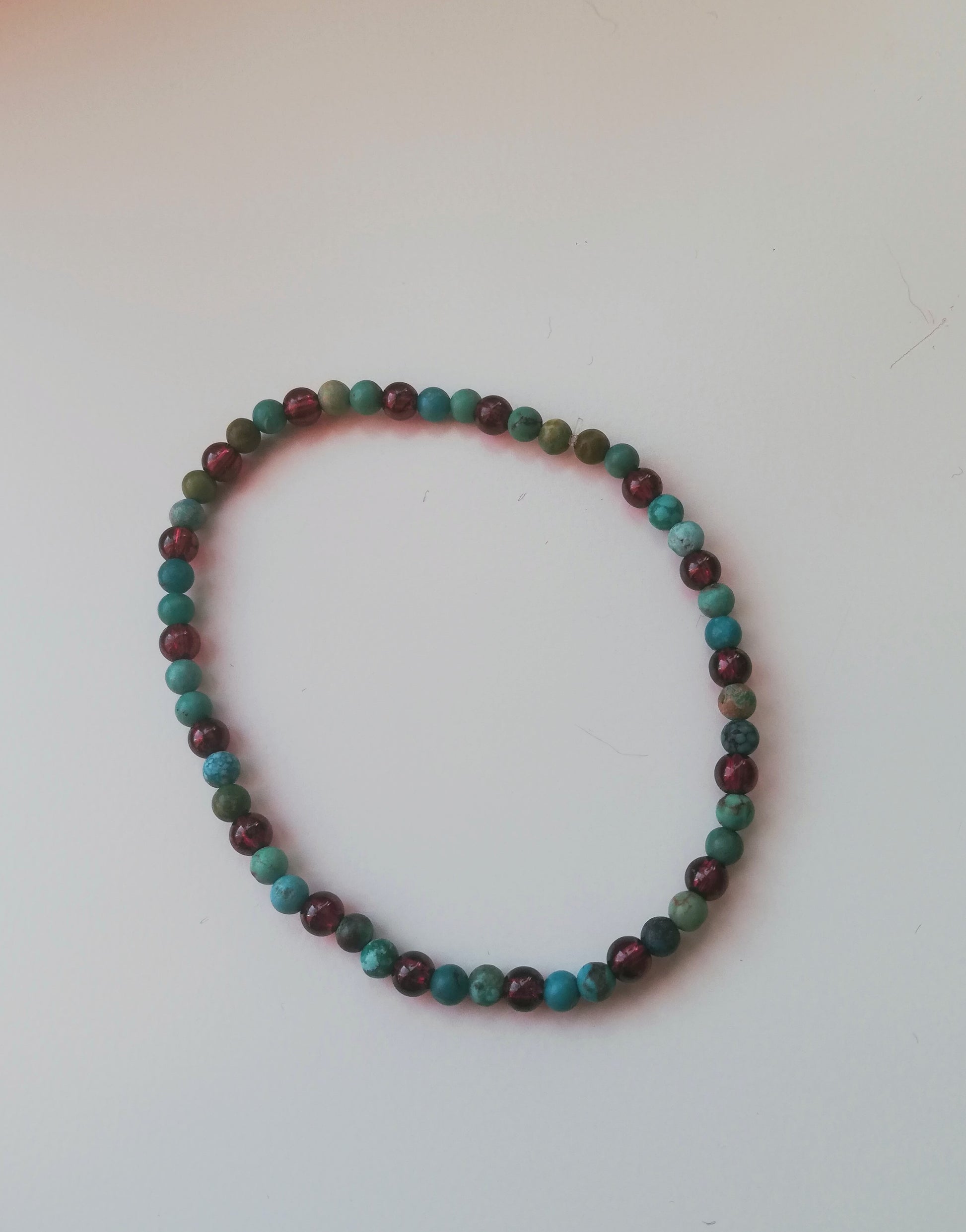 bracelet tina fait de pierres naturelles de grenat et de turquoise